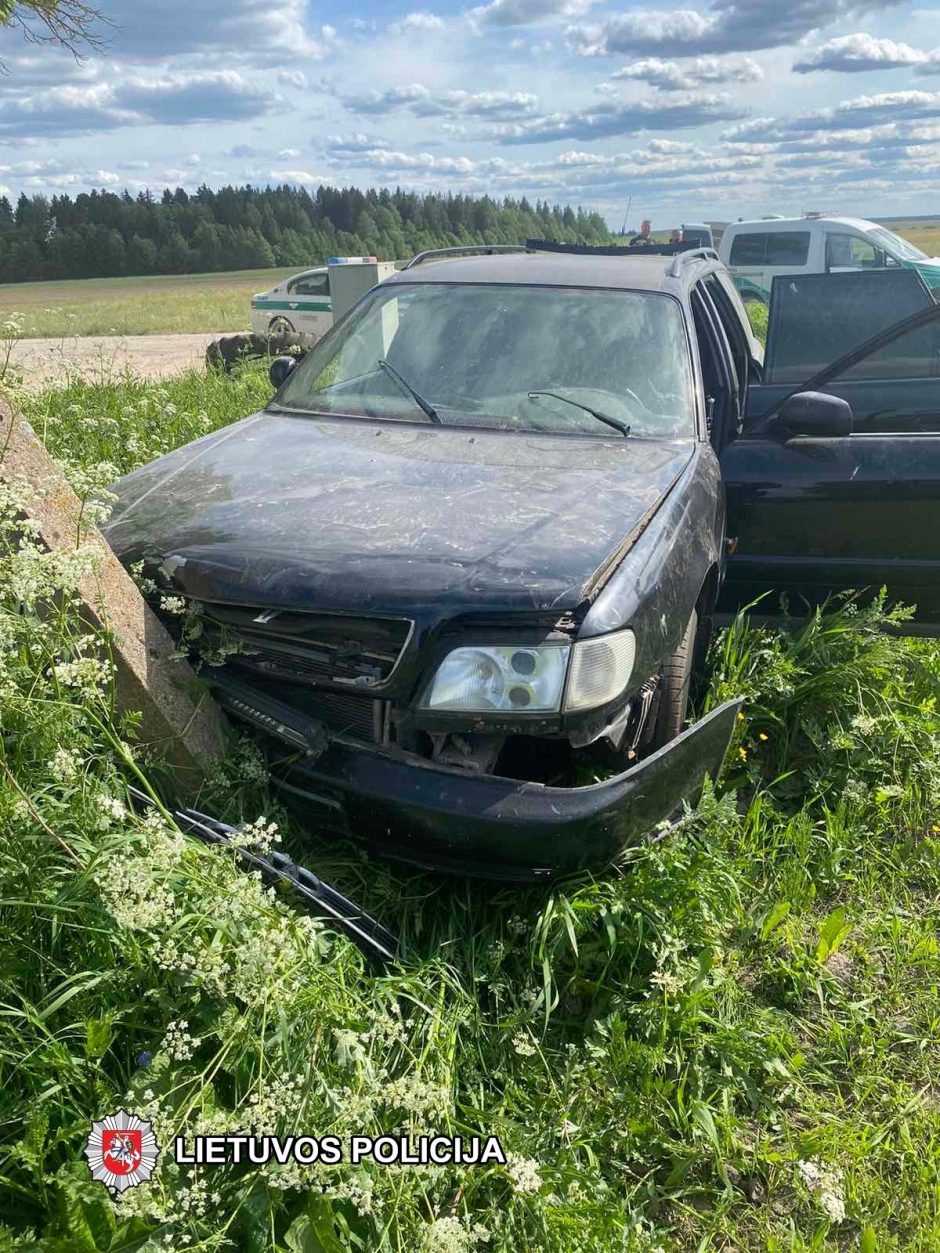 Pasprukti nuo policijos neblaiviam vairuotojui sutrukdė elektros stulpas – įpūtė 2,31 promilės  