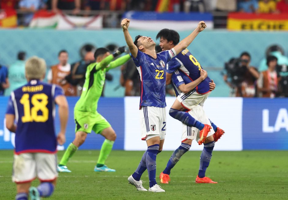 Neįtikėtina: Japonijos futbolininkai palaužė ispanus ir grupėje finišavo pirmi 