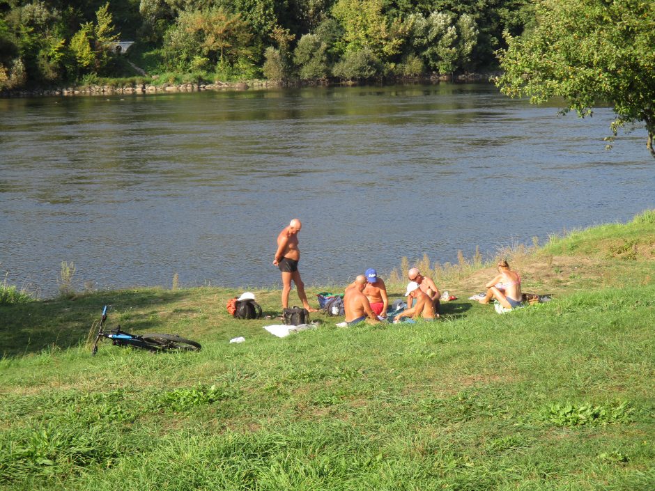 Nesibaigiančia vasara besidžiaugiantys kauniečiai užplūdo Panemunės paplūdimį