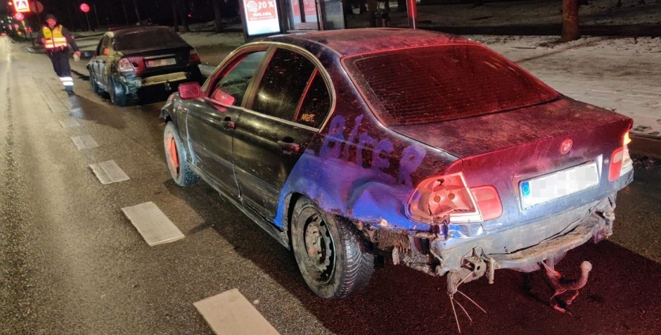 Policija: nuotraukos ne iš sąvartyno, tokie automobiliai rieda Kauno gatvėmis