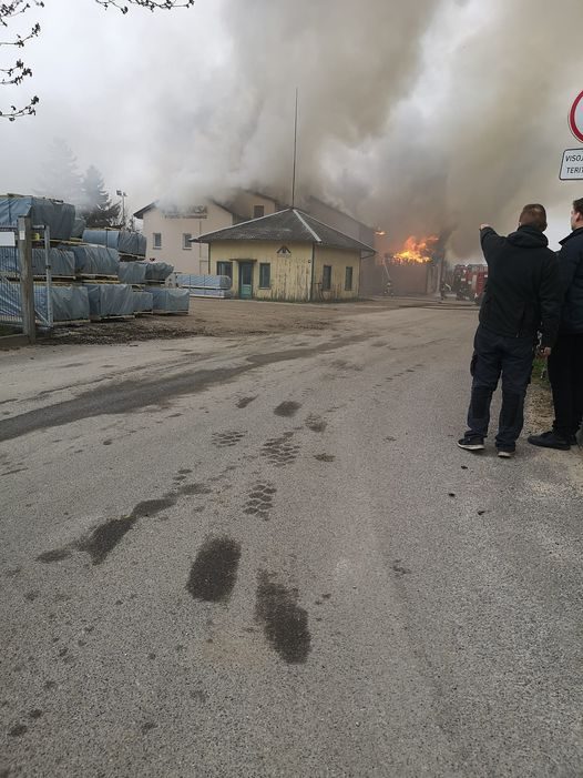 Kretingoje medienos įmonėje kilo gaisras, gyventojai perspėti dėl taršos