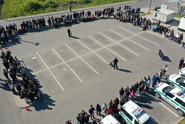 Kaune gausus moksleivių būrys susipažino su pareigūno profesija