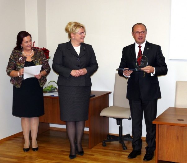 Ministrė apdovanojo geriausiai moterų ir vyrų lygybės siekiančias savivaldybes