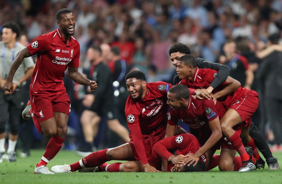 Čempionų lygoje triumfavo „Liverpool“ futbolininkai, į aikštę išbėgo pusnuogė sirgalė