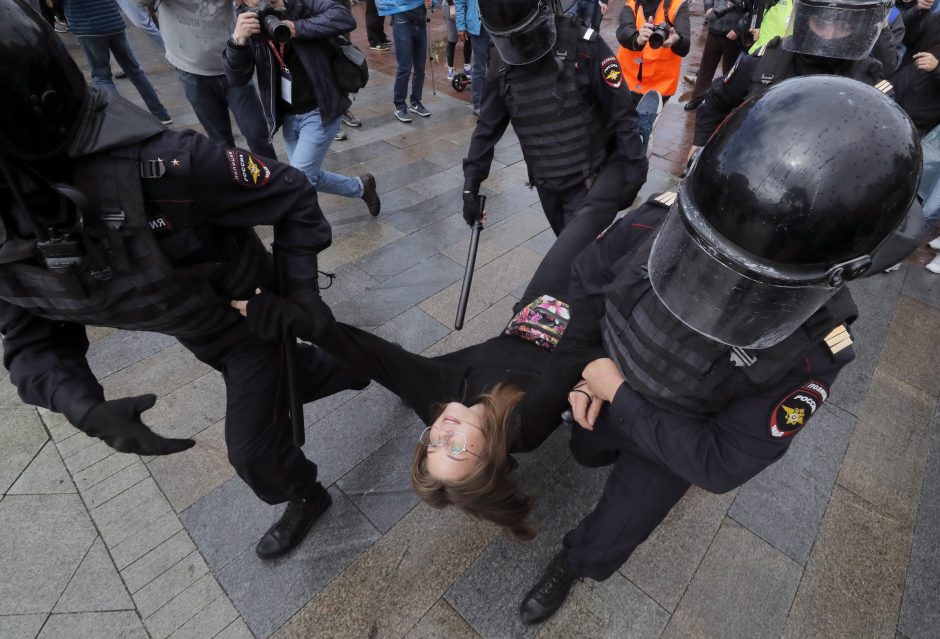 Prancūzija smerkia jėgos panaudojimą per protestą Maskvoje