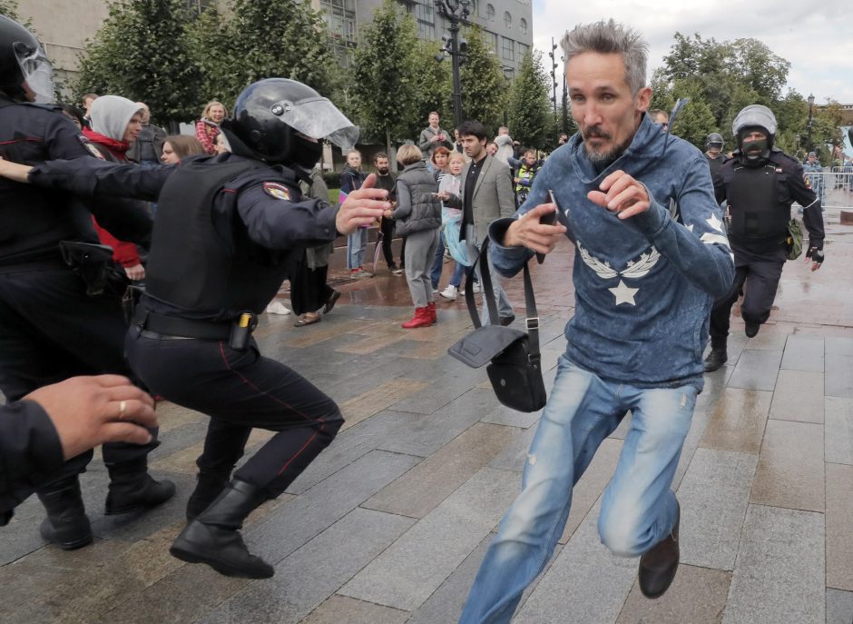 Prancūzija smerkia jėgos panaudojimą per protestą Maskvoje