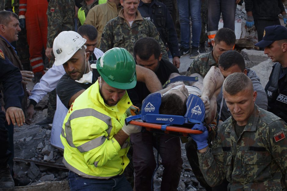 Albanijoje toliau auga žemės drebėjimo aukų skaičius