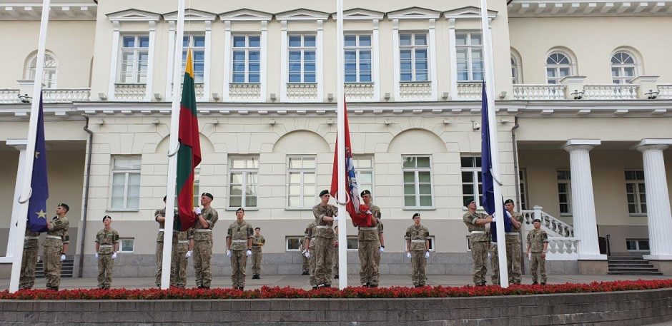 Sekmadienį vyksiančią vėliavų keitimo ceremoniją prie Prezidentūros atliks šauktiniai