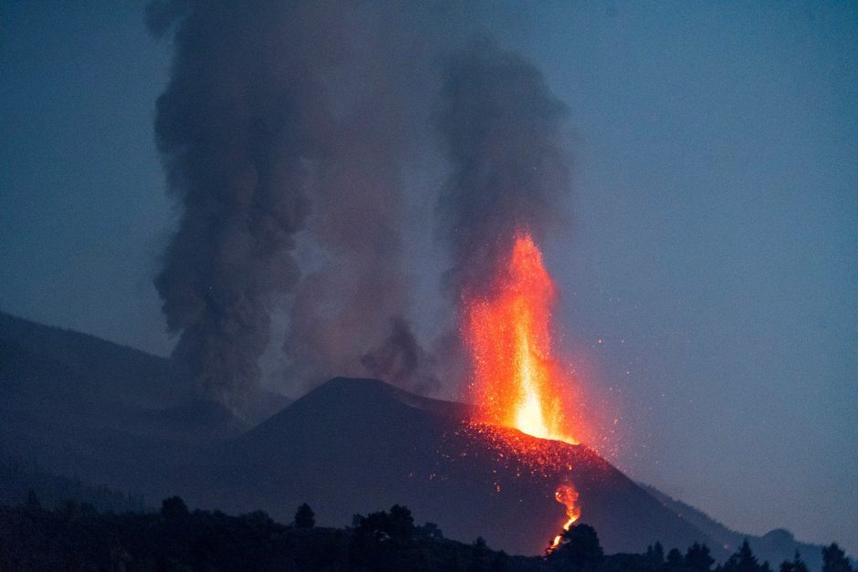 Dėl ugnikalnio išsiveržimo La Palmos saloje 7 tūkst. žmonių nurodyta likti namuose