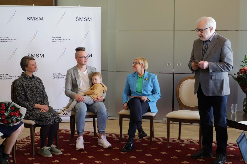 Ministrė J. Šiugždinienė įteikė Vaikų literatūros premiją