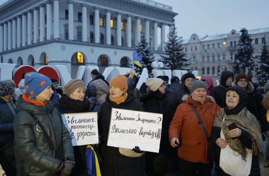 Maidane kelios dešimtys protestuotojų reikalauja grąžinti V. Zalužną