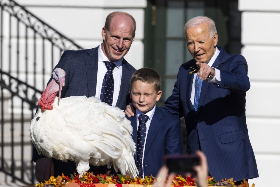 Per paskutinę malonės kalakutams suteikimo ceremoniją J. Bidenas amerikiečiams: išlikite ramūs