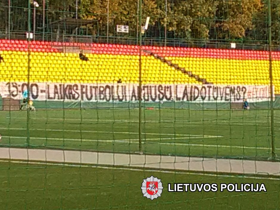 Už įžeidžiantį plakatą ir pirotechnikos naudojimą – baudos dviem futbolo sirgaliams