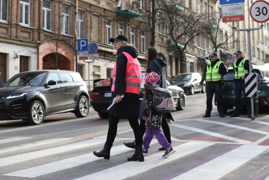 „Moterų ralio“ dalyvės su policijos pareigūnais mokė pėsčiuosius teisingai eiti per perėją