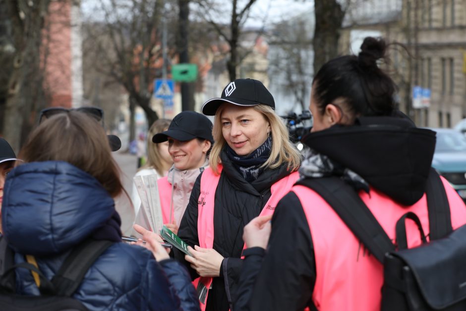 „Moterų ralio“ dalyvės su policijos pareigūnais mokė pėsčiuosius teisingai eiti per perėją