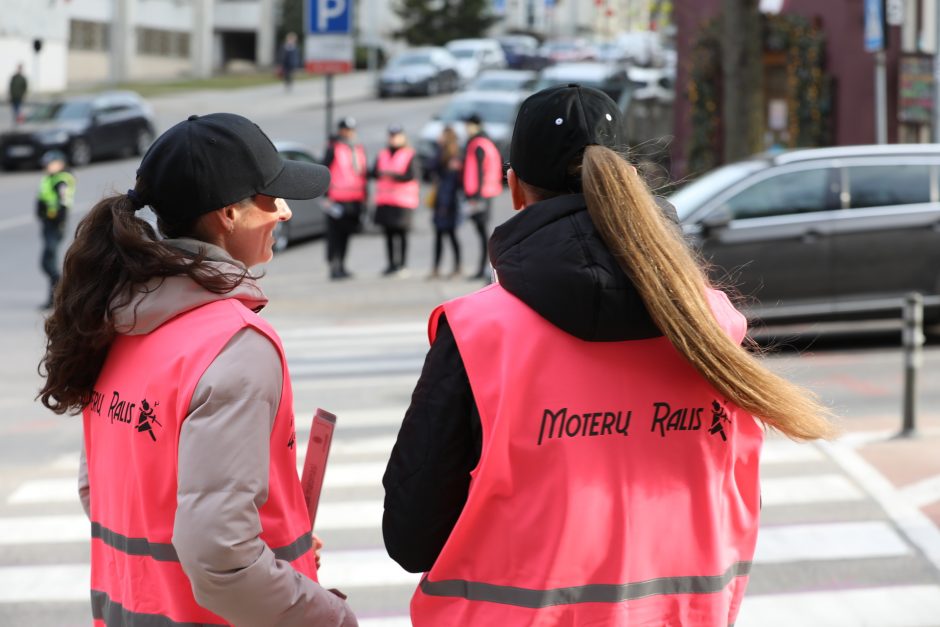 „Moterų ralio“ dalyvės su policijos pareigūnais mokė pėsčiuosius teisingai eiti per perėją