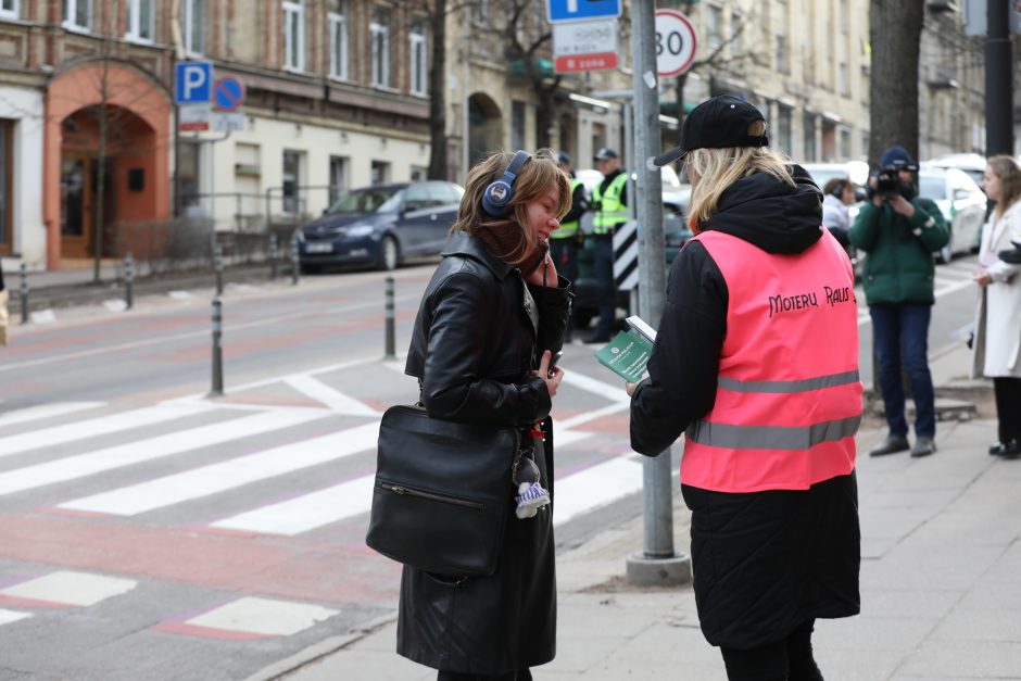 „Moterų ralio“ dalyvės su policijos pareigūnais mokė pėsčiuosius teisingai eiti per perėją