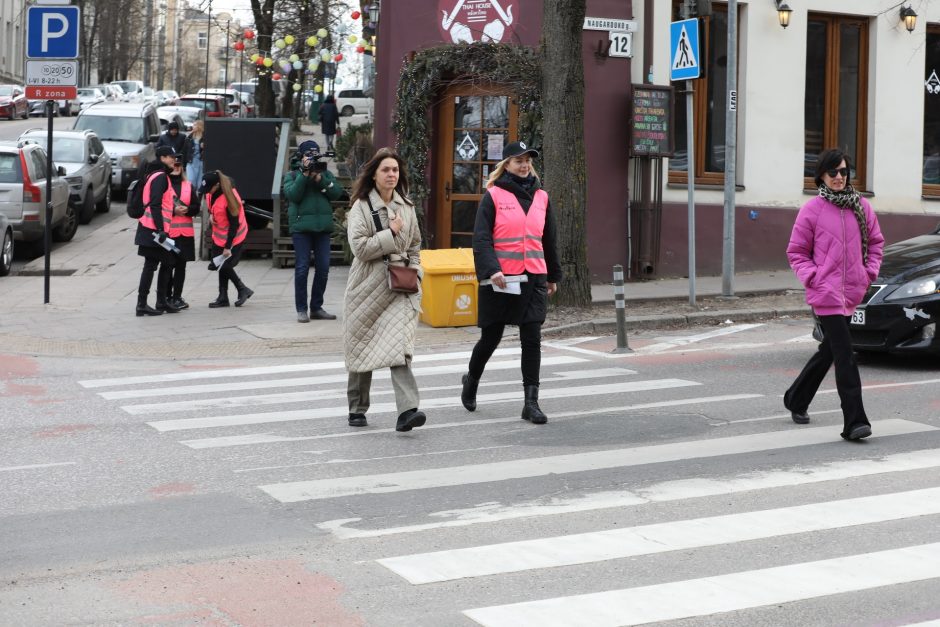 „Moterų ralio“ dalyvės su policijos pareigūnais mokė pėsčiuosius teisingai eiti per perėją