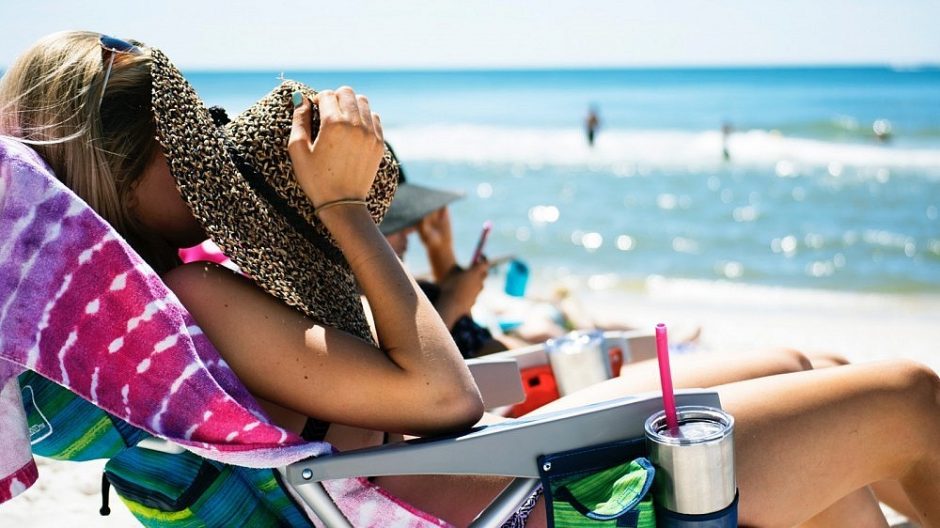 Saugoti odą nuo saulės reikėtų ne tik paplūdimyje