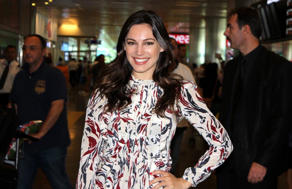 Kelly Brook atidėjo savo vestuves