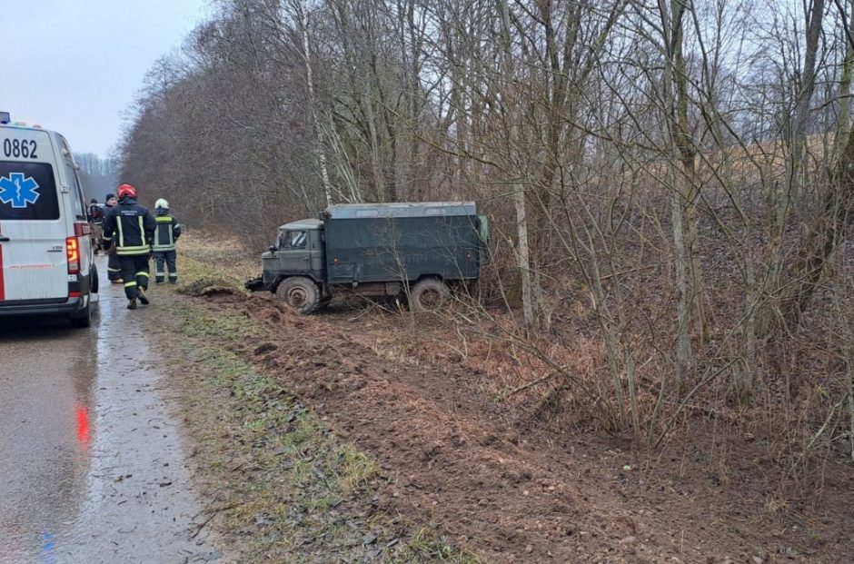 Zarasų rajone apvirtus medžiotojus vežusiam automobiliui žuvo žmogus, penki sužeisti 