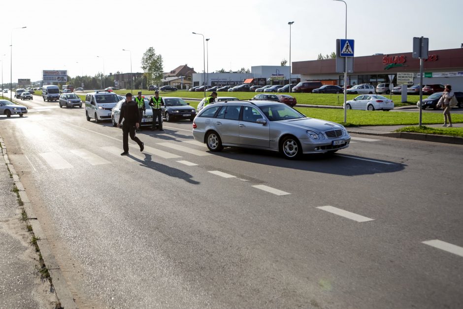 Baltų prospekte „Mercedes-Benz“ partrenkė du žmones