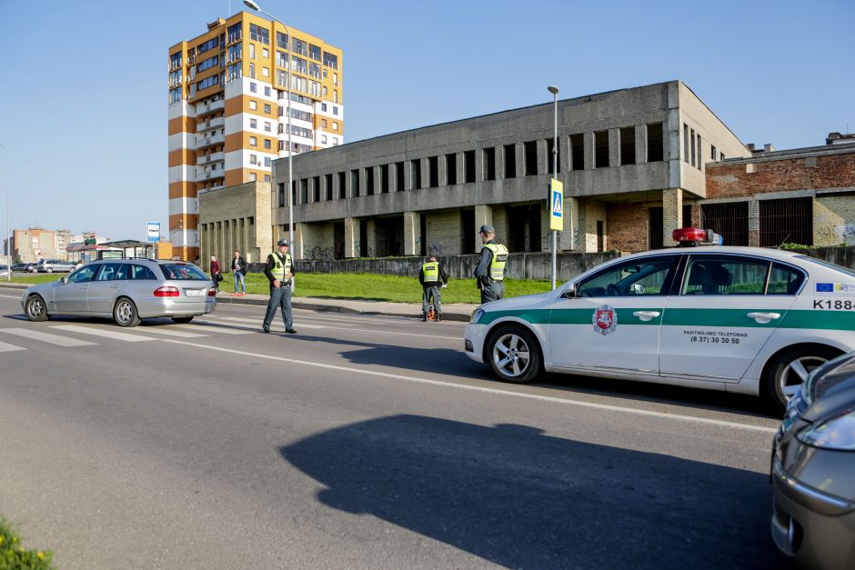 Baltų prospekte „Mercedes-Benz“ partrenkė du žmones