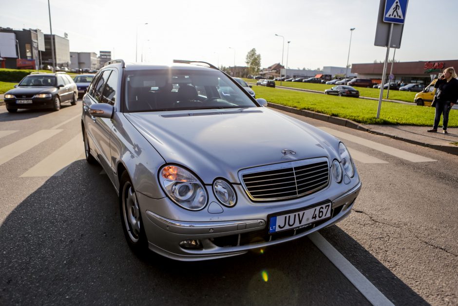 Baltų prospekte „Mercedes-Benz“ partrenkė du žmones