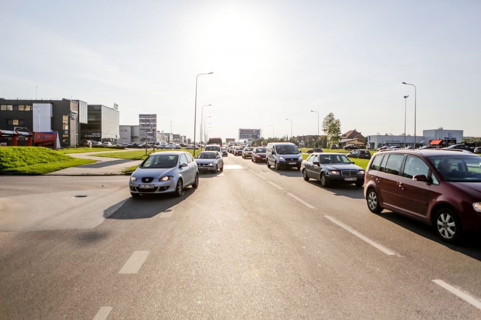 Baltų prospekte „Mercedes-Benz“ partrenkė du žmones