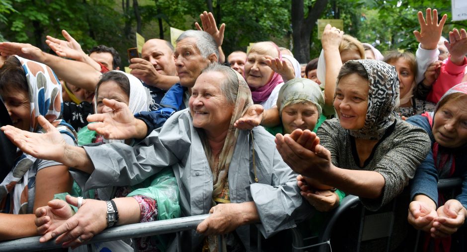 Ukrainoje tūkstančiai žmonių paminėjo šalies krikštą per Maskvos remiamą procesiją