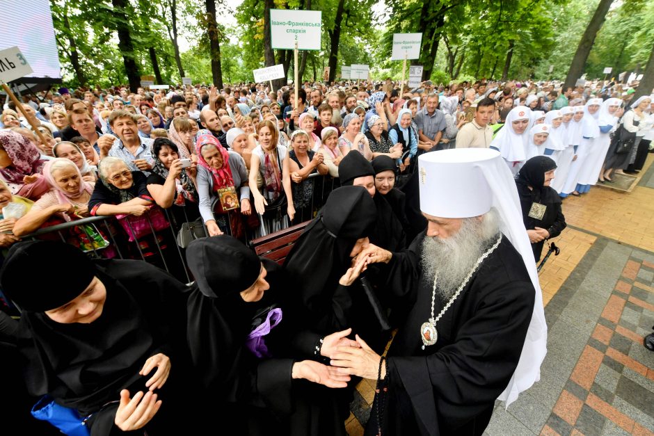 Ukrainoje tūkstančiai žmonių paminėjo šalies krikštą per Maskvos remiamą procesiją