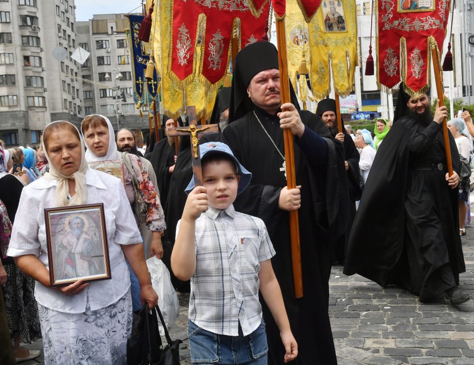 Ukrainoje tūkstančiai žmonių paminėjo šalies krikštą per Maskvos remiamą procesiją