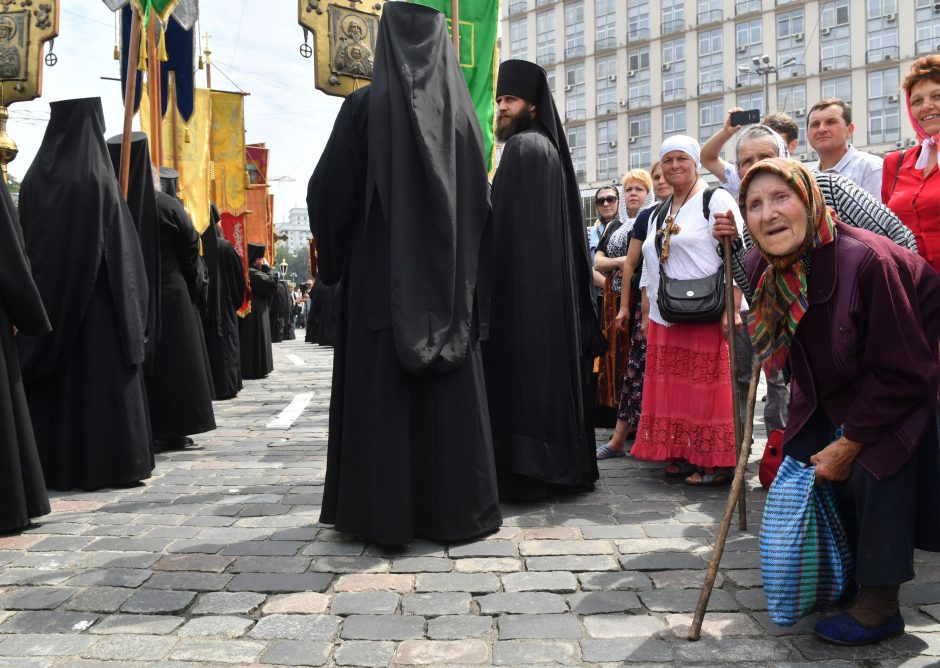 Ukrainoje tūkstančiai žmonių paminėjo šalies krikštą per Maskvos remiamą procesiją