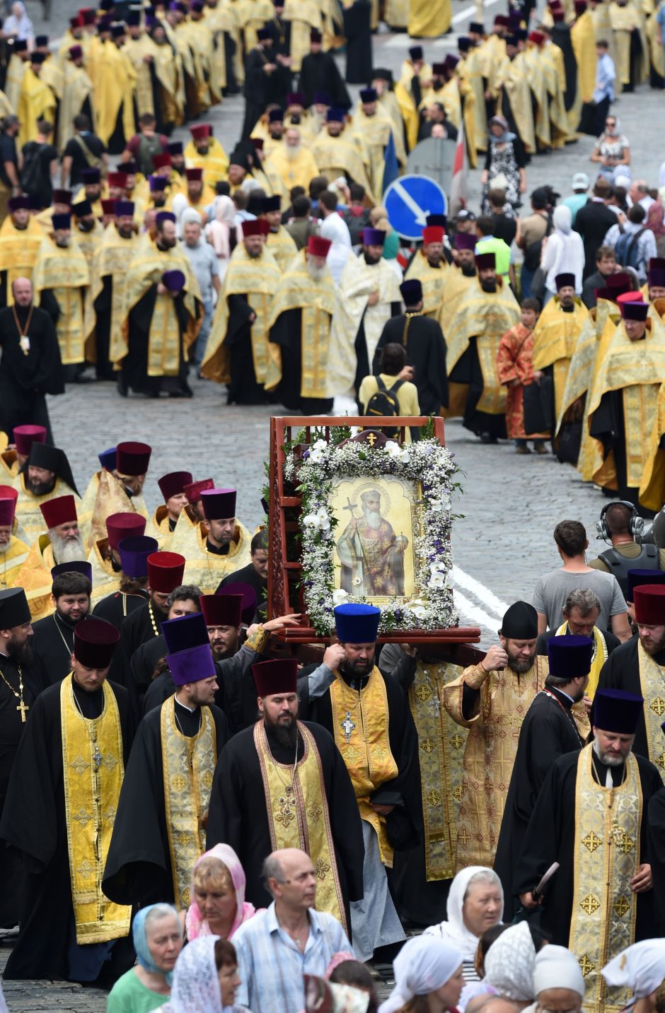 Ukrainoje tūkstančiai žmonių paminėjo šalies krikštą per Maskvos remiamą procesiją