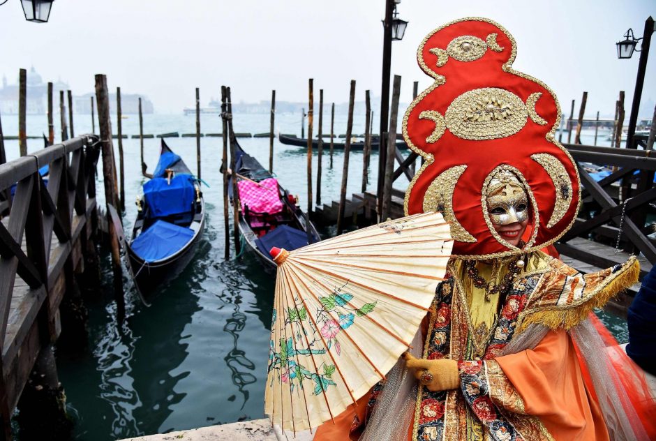 Venecijos karnavalas prasidėjo „angelo skrydžiu“