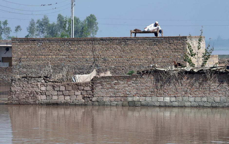 Pakistane tūkstančius gyventojų atkirto nuo pasaulio liūtys, žuvo 61 žmogus