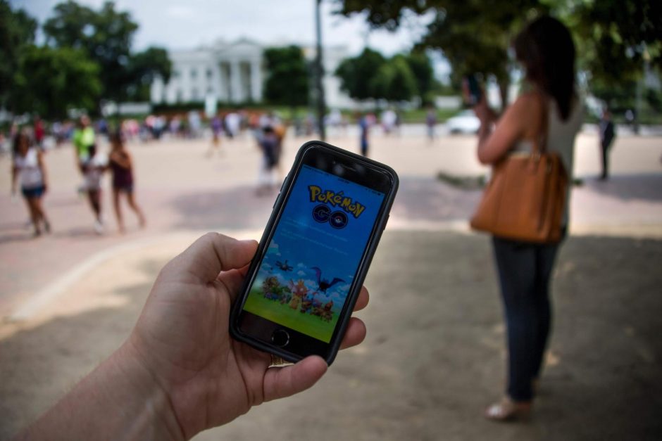 Nauja manija – išmaniaisiais telefonais gaudyti pokemonus 