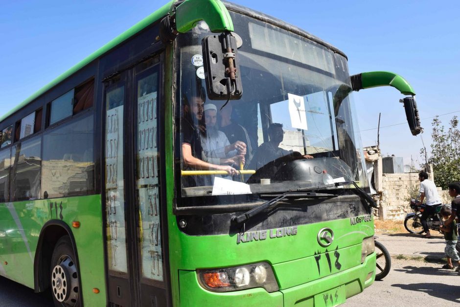 Iš apsupto Sirijos miesto autobusais traukiasi sukilėliai