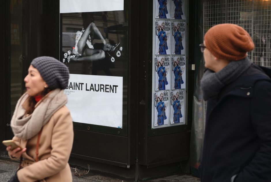 „Saint Laurent“ privalės pašalinti žeminančius plakatus