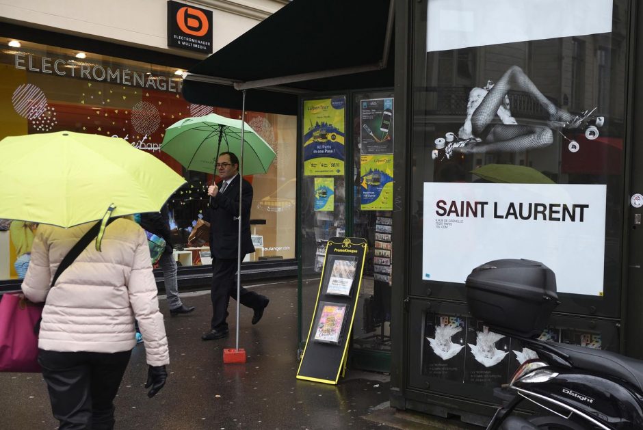 „Saint Laurent“ privalės pašalinti žeminančius plakatus