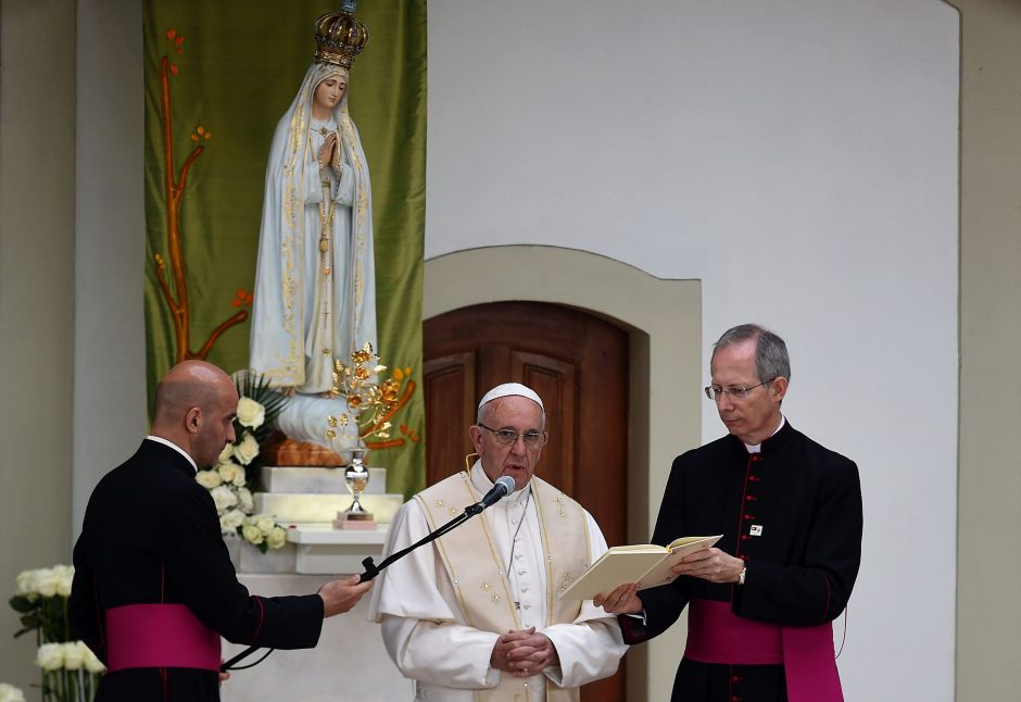 Popiežius atvyko į Portugaliją aplankyti Fatimos šventovės 