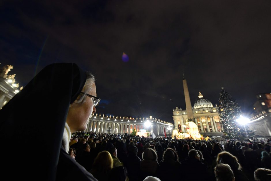 Per Kalėdų eglės įžiebimą Vatikane popiežius ragino padėti neturtingiesiems