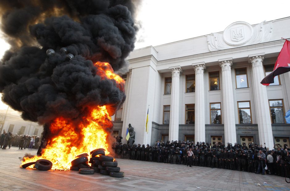 Prie Ukrainos Rados per demonstraciją dėl liustracijos įstatymo kilo susirėmimai