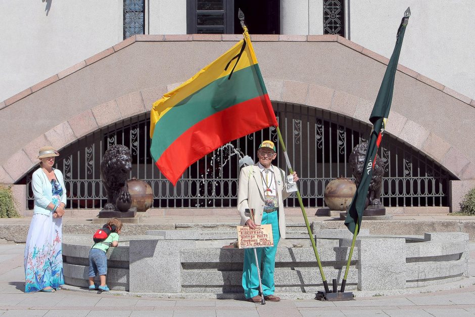 Kauniečiai prisiminė Baltijos kelią