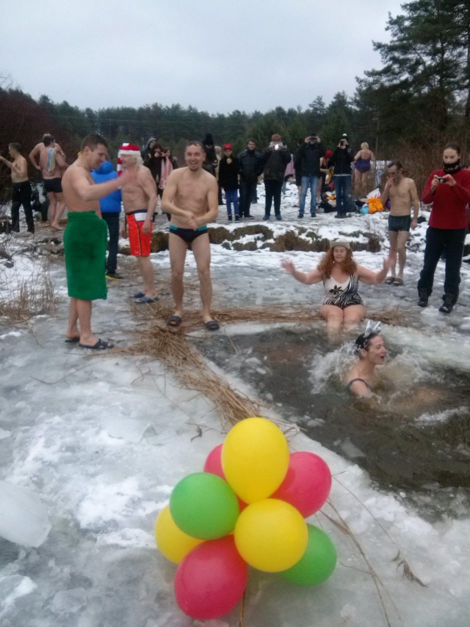 Sveikuoliai pliuškenosi Salotės ežere