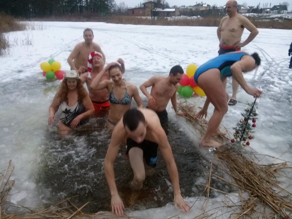 Sveikuoliai pliuškenosi Salotės ežere