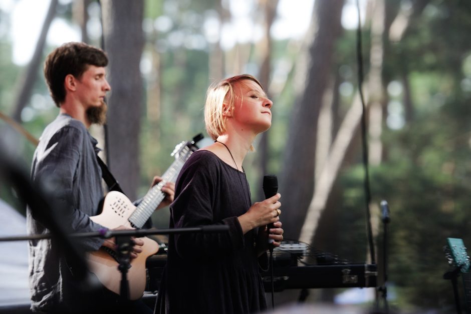 Bardų festivalis „Akacijų alėja“: lietus klausytojų neišgąsdino 