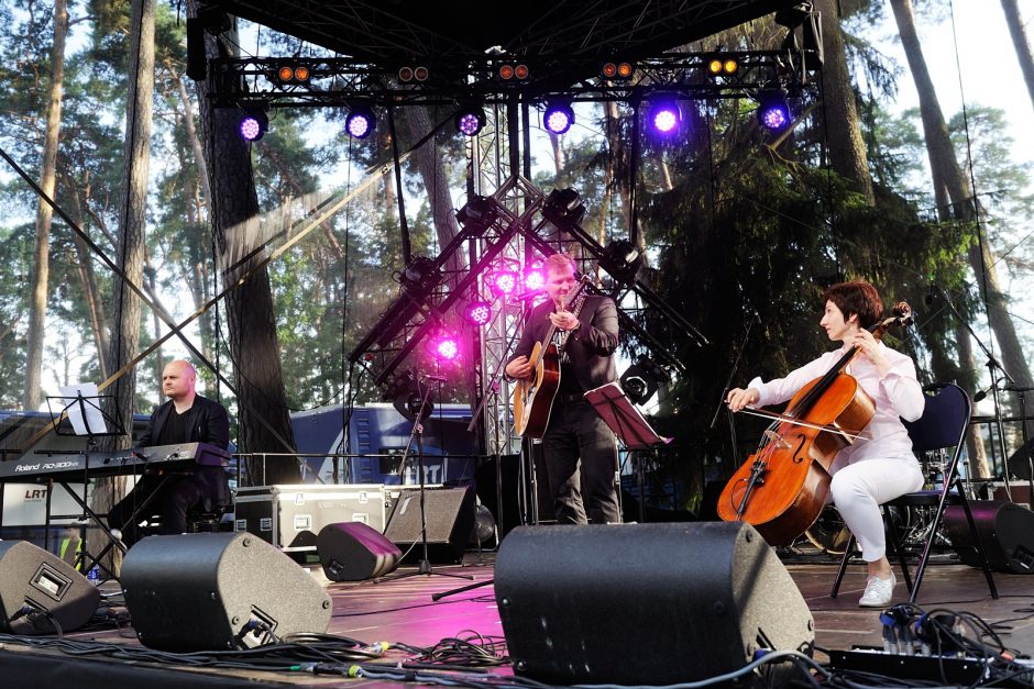 Bardų festivalis „Akacijų alėja“: lietus klausytojų neišgąsdino 