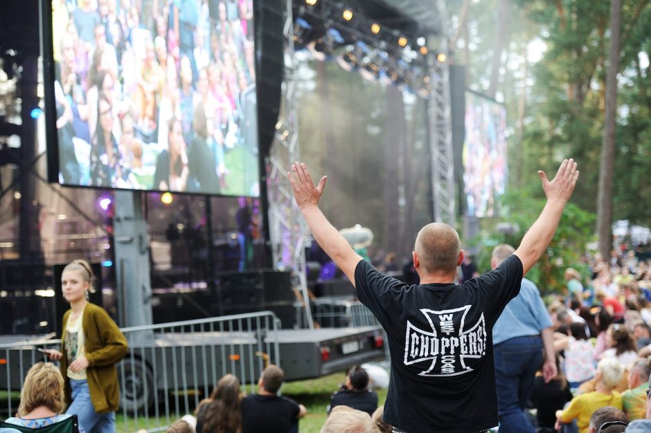 Bardų festivalis „Akacijų alėja“: lietus klausytojų neišgąsdino 