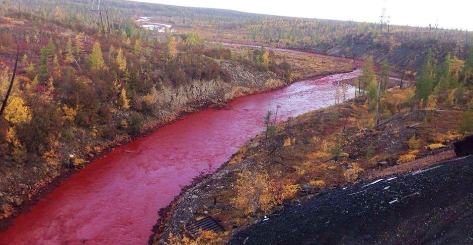 Raudonasis pavojus: kodėl Rusijos upė staiga pasruvo krauju?